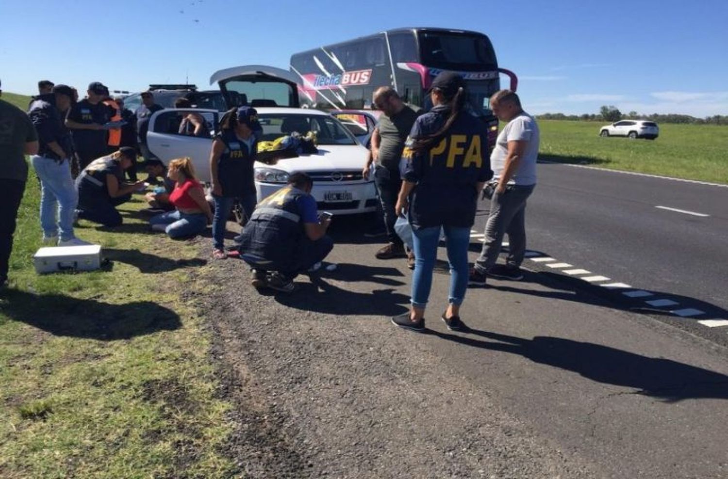Encontraron drogas y armas en un control en la autopista Rosario-Buenos Aires