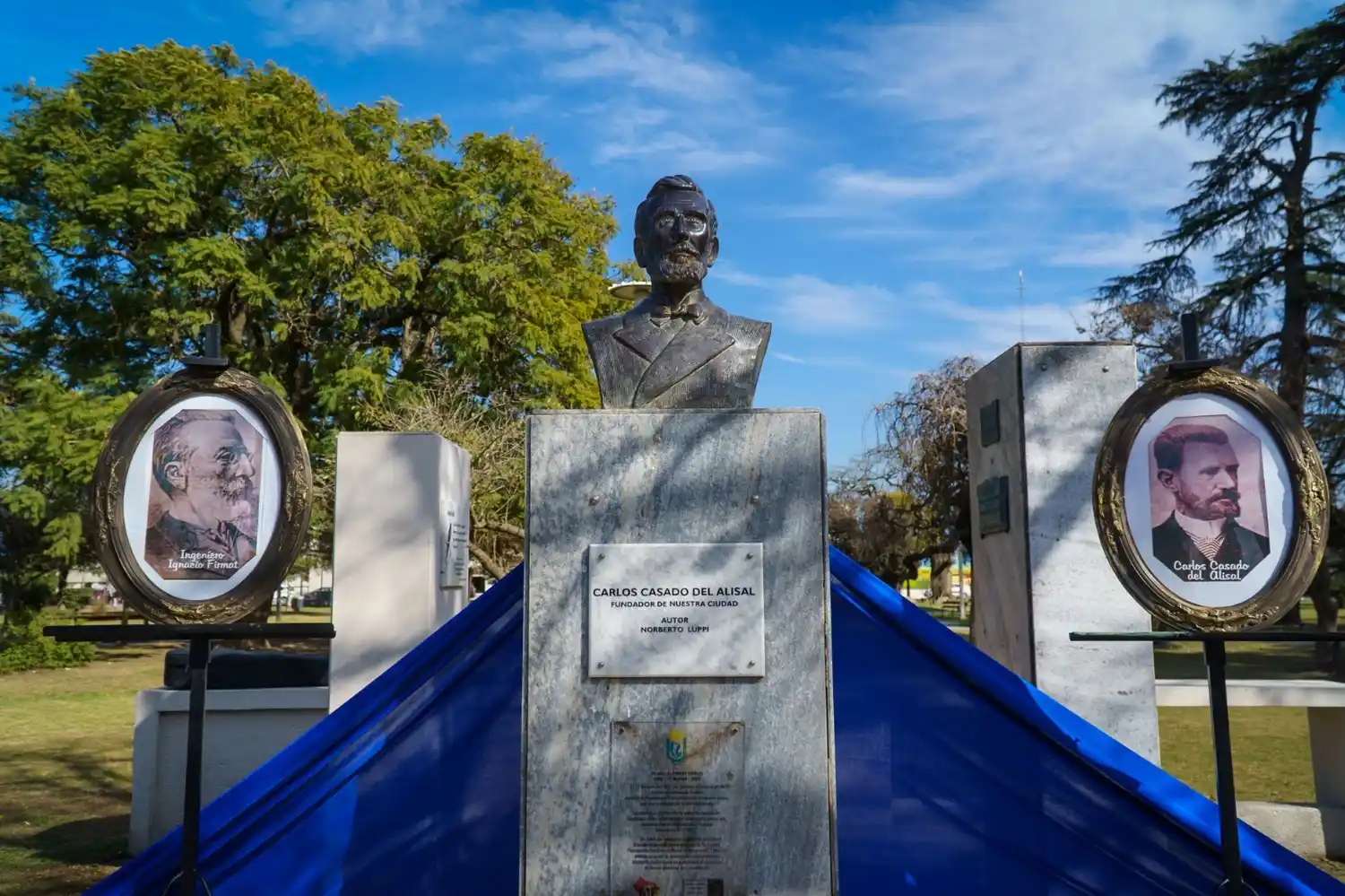 El acto se realizará frente al monumento del fundador de la ciudad.
