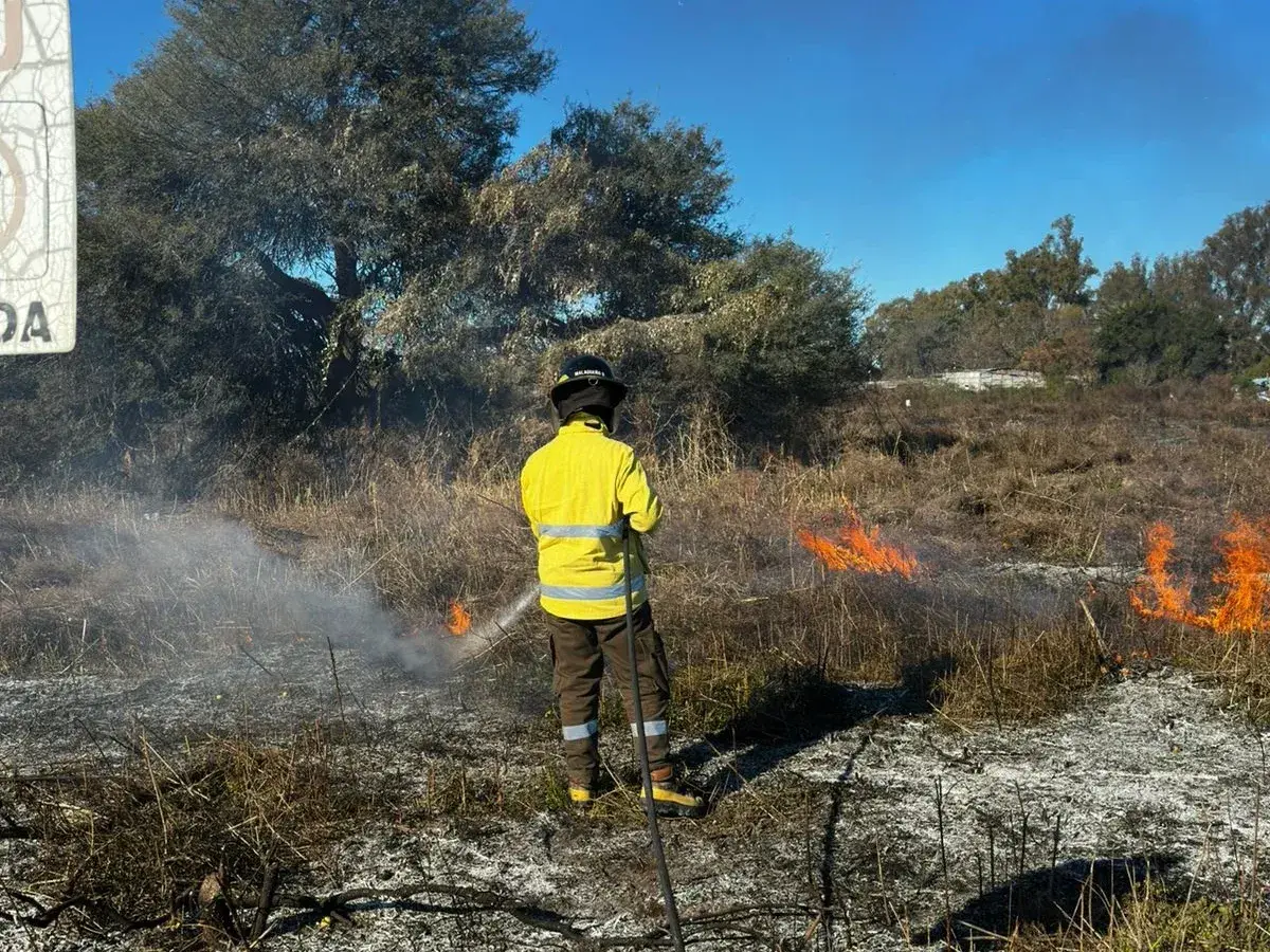Bomberos sofocaron un incendio de pasturas naturales en la zona rural de Rafaela