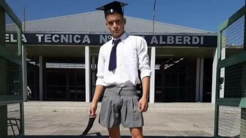Un alumno se presentó con pollera y le impidieron participar del acto de egresados