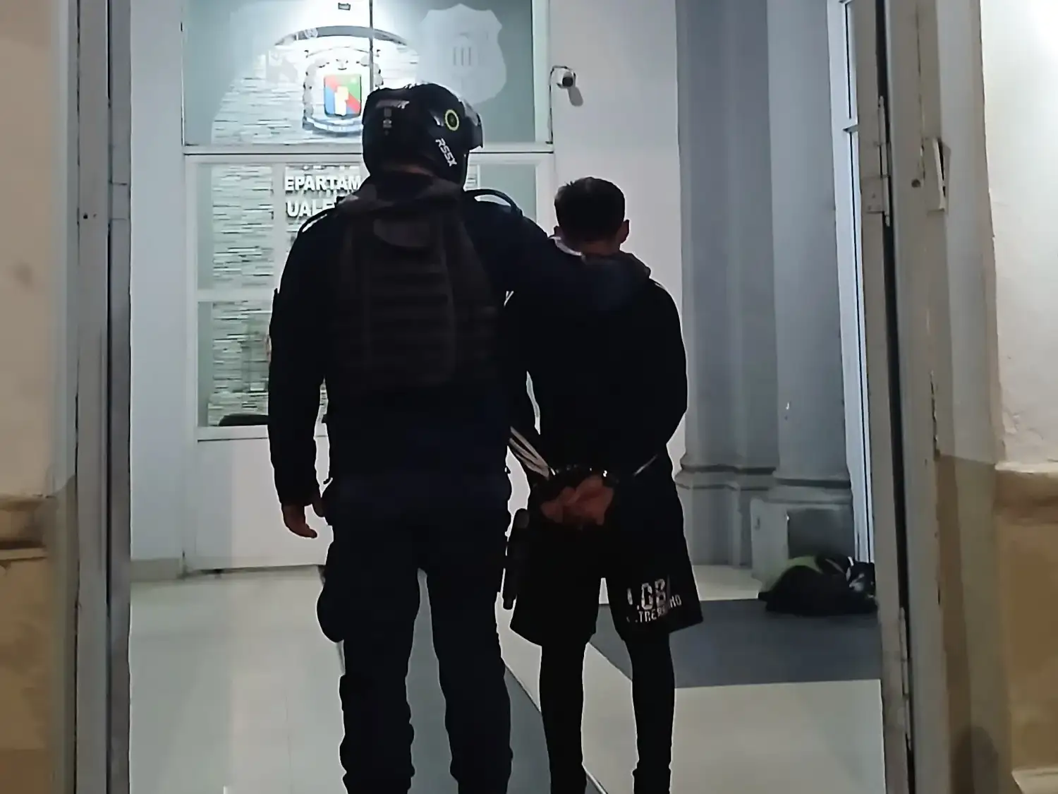 Un joven persiguió y atrapó a un ladrón que le robó a un grupo de chicas a punta de cuchillo