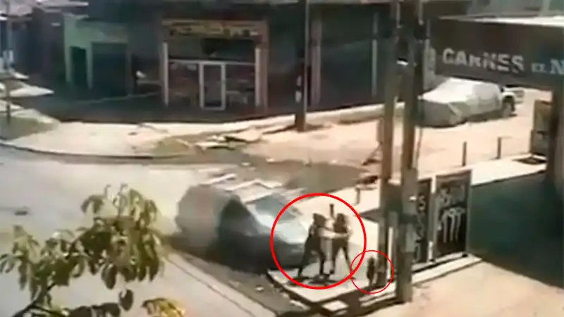 Un auto atropelló y mató a una mujer que esperaba el colectivo