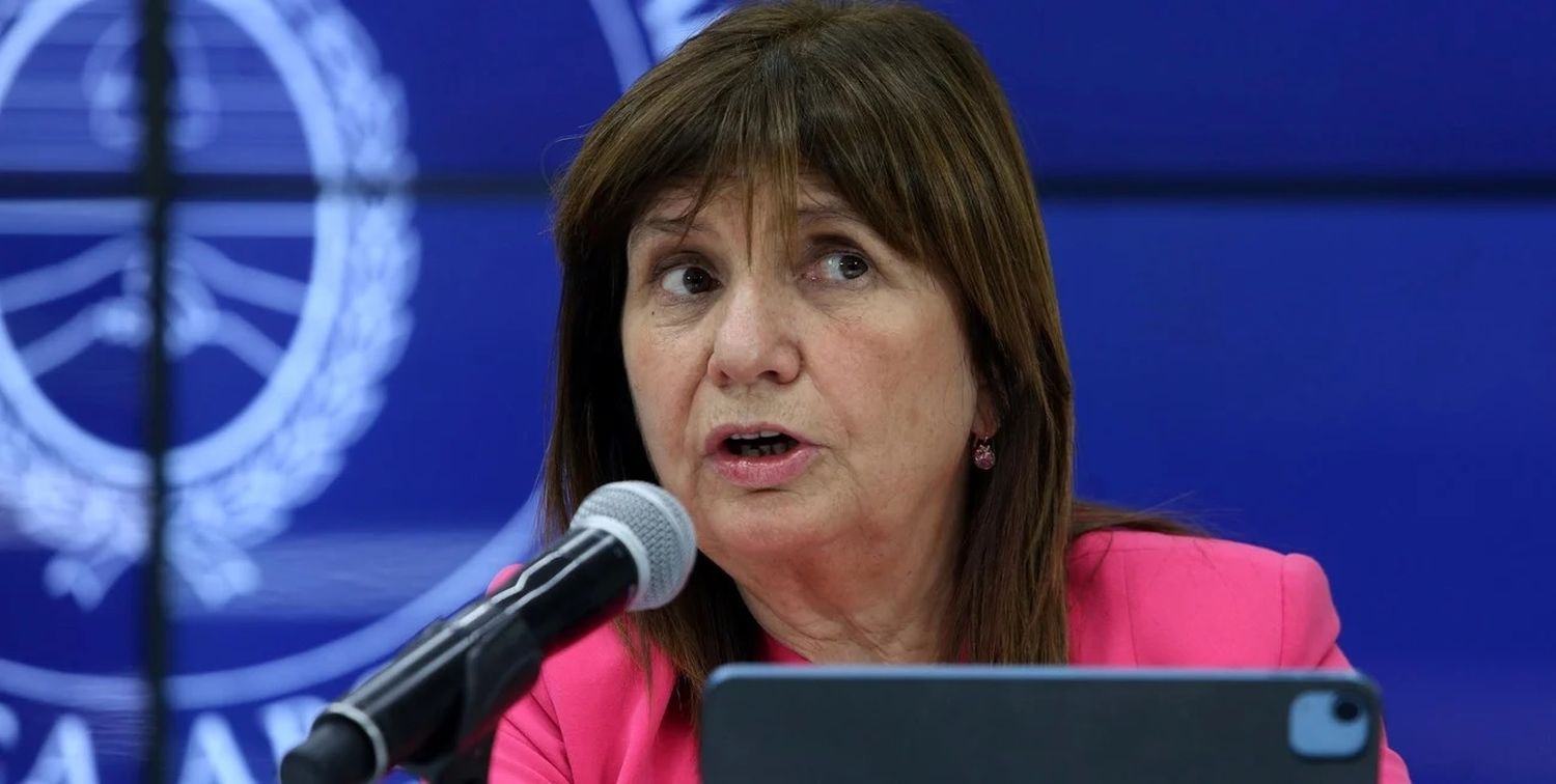 La ministra de seguridad, Patricia Bullrich, durante la conferencia de prensa que ofreció esta tarde. Crédito: NA.