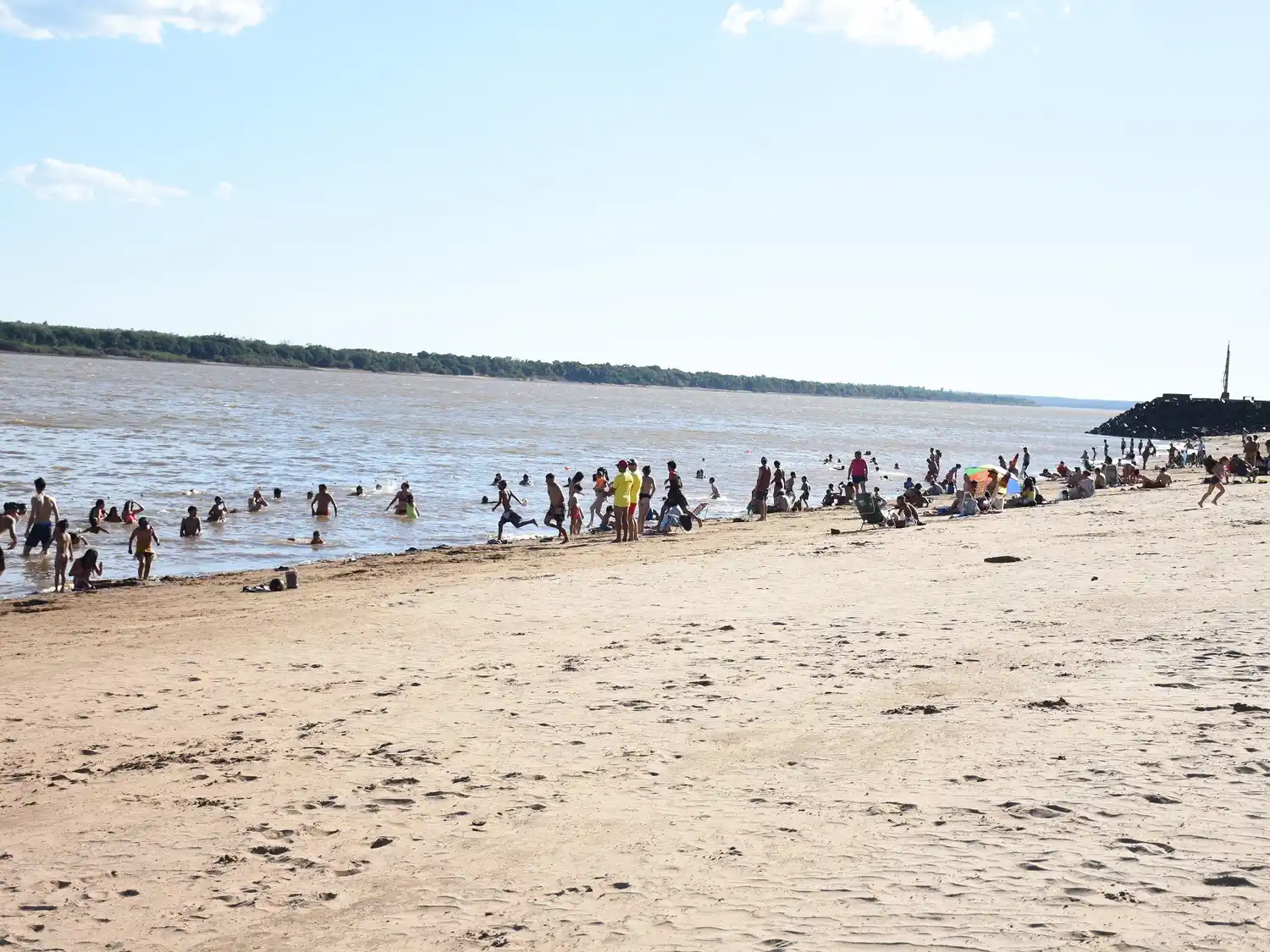 Suspenden el uso recreativo del río Uruguay en Playa Los Sauces
