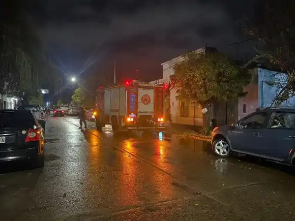 La venganza de Firulais: una bolivarense quedó en la calle por culpa del perro y bomberos la ayudaron a volver a entrar