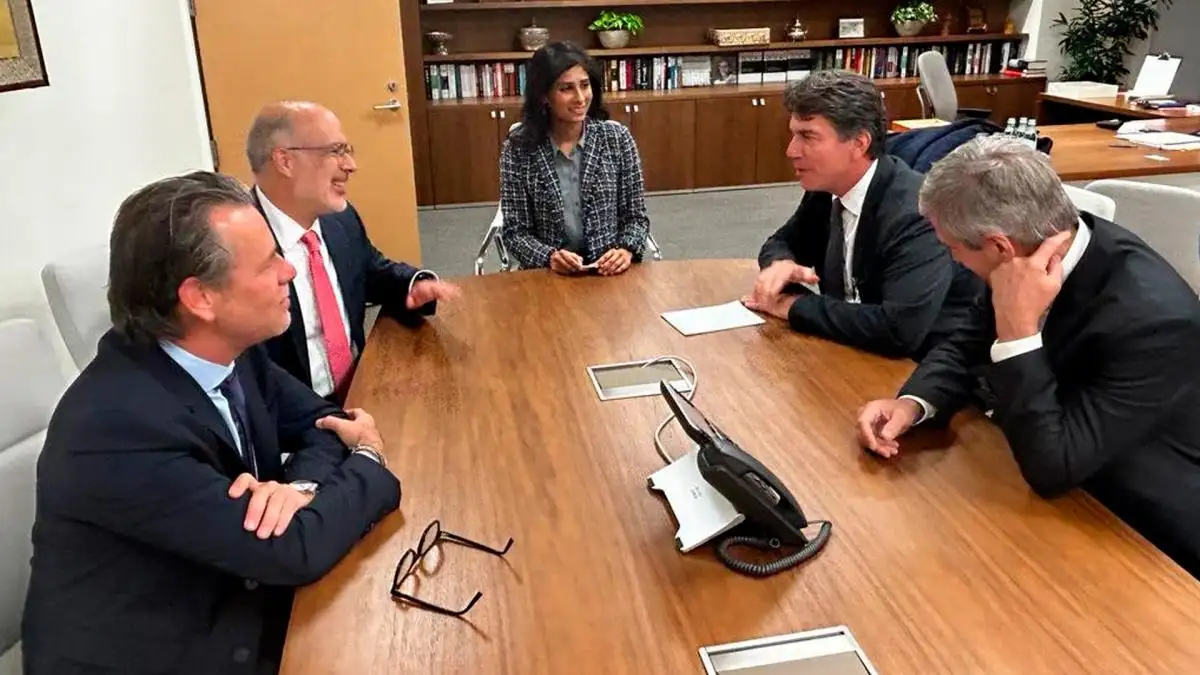 Imagen de la reunión de Nicolás Posse y Luis Caputo con representantes del FMI.