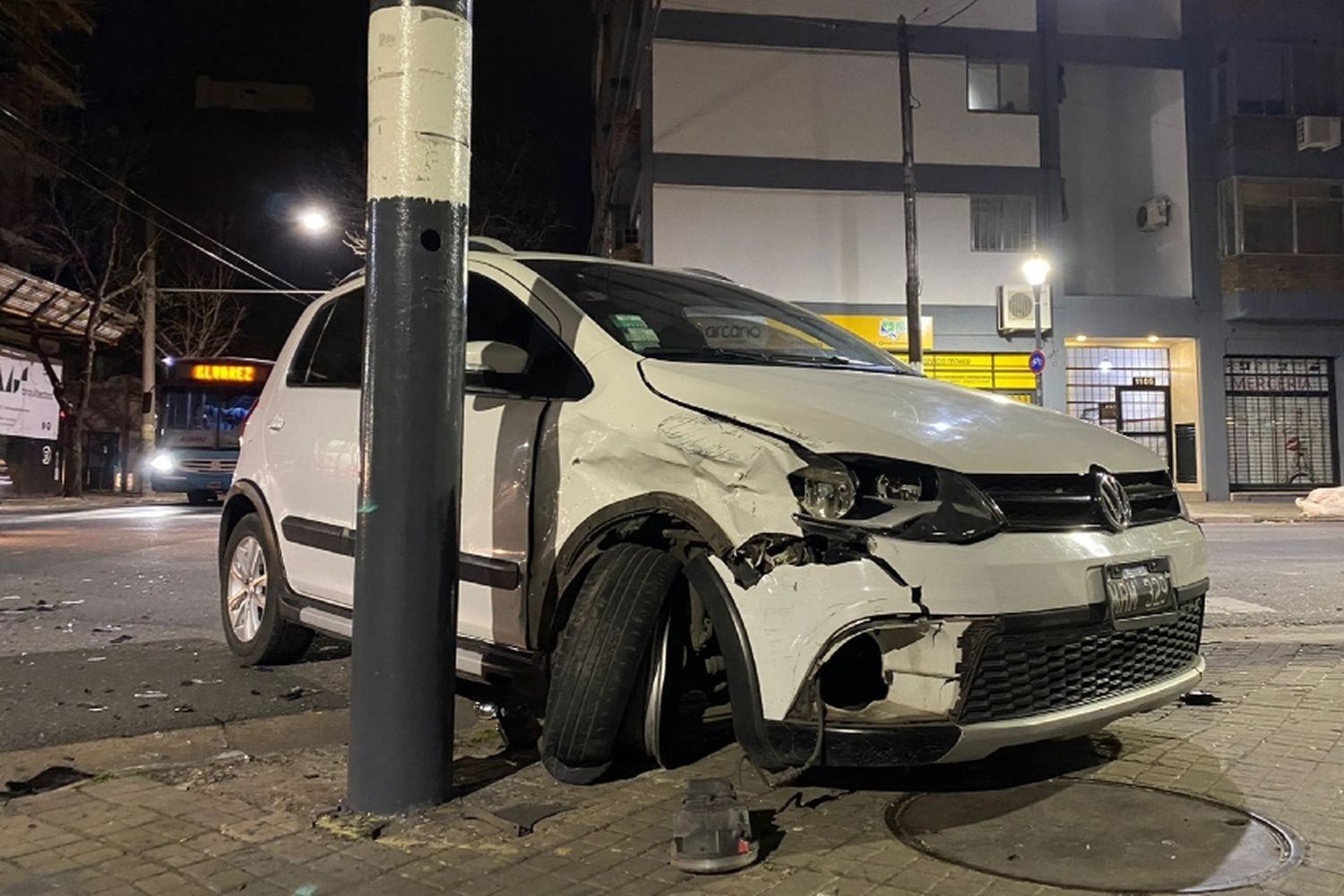 Chocó con un taxi, impactó contra un semáforo y se quedó esperando a la grúa adentro de su auto