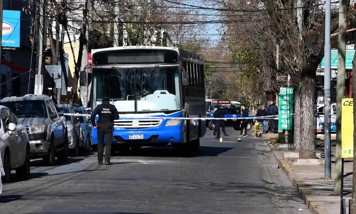 Un hombre murió al ser embestido por un colectivo en el centro de Pilar