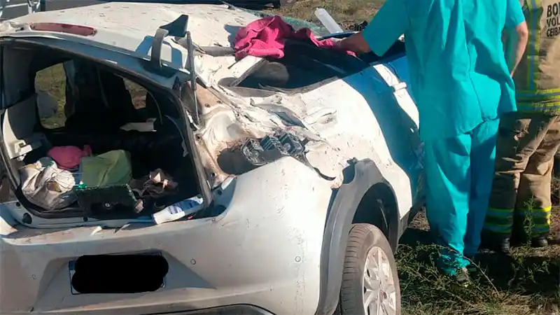 Se durmió mientras manejaba, despistó y chocó contra cantero central de la ruta