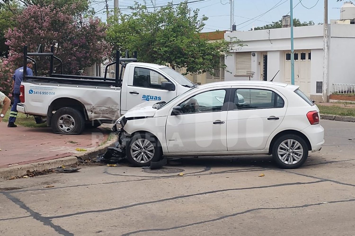 Tremendo golpe: una camioneta de ASSA y un auto con la trompa destrozada terminaron arriba de la vereda