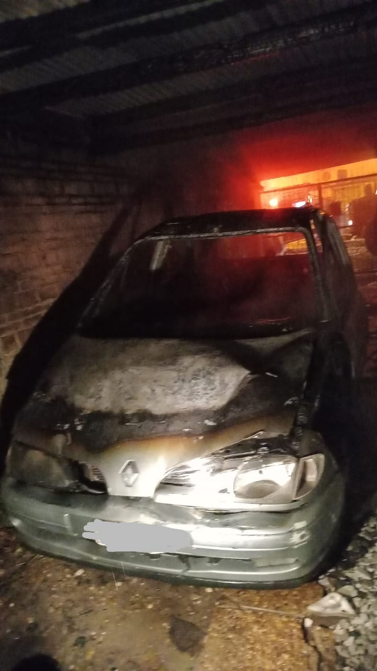 Un automóvil fue consumido por las llamas en un posible incendio intencional