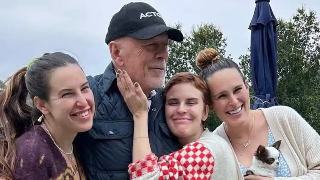 Willis junto a sus hijas.