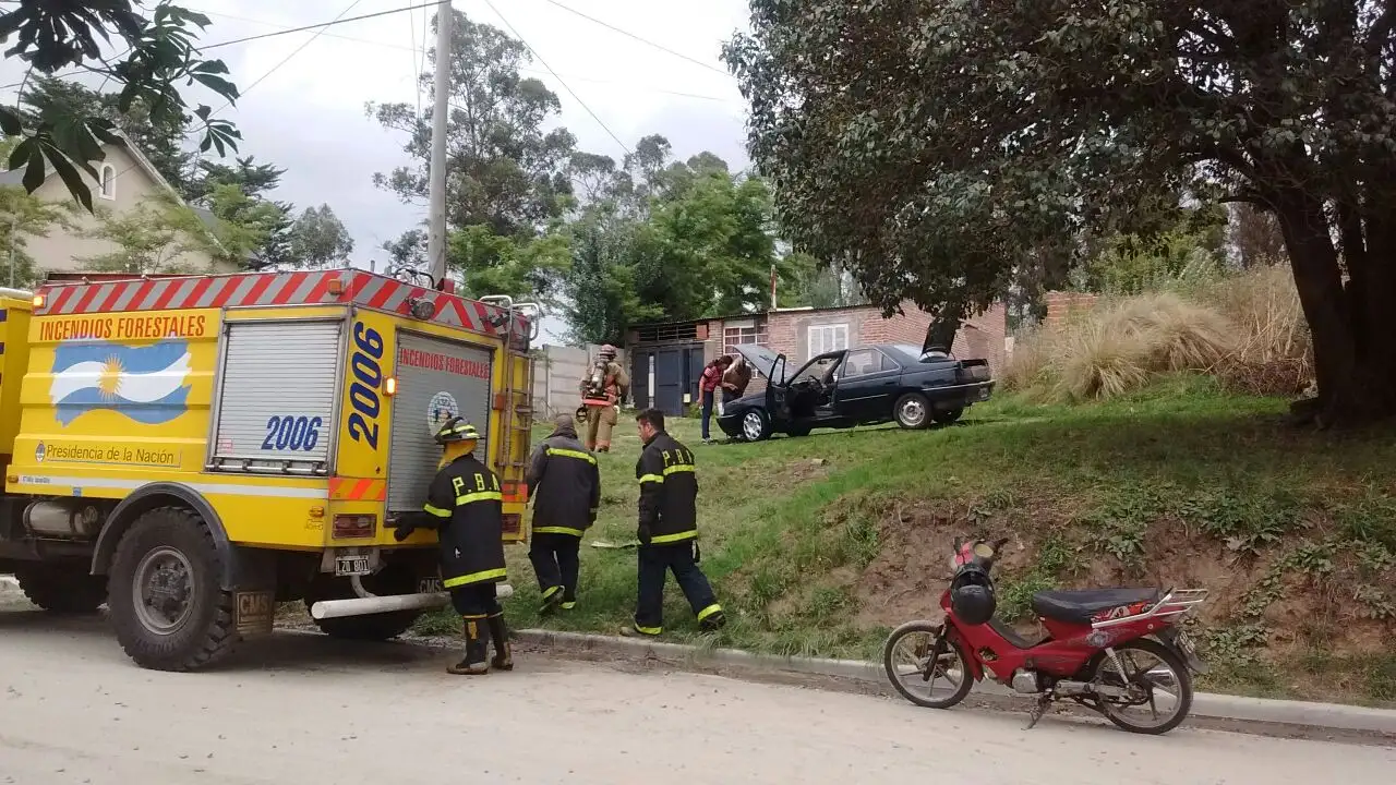 Un auto incendiado cerca de una vivienda requirió la asistencia de Bomberos