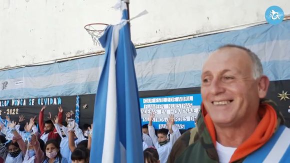 Malvinas 40 años: el homenaje de la Escuela 1 a su portero, el excombatiente Américo de Marchi