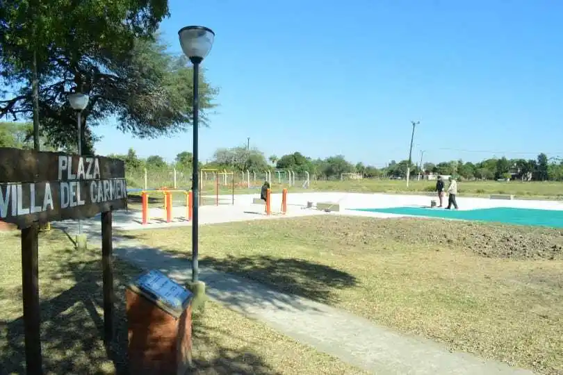 Avanza la construcción del playón polideportivo y veredas comunitarias en Villa del Carmen