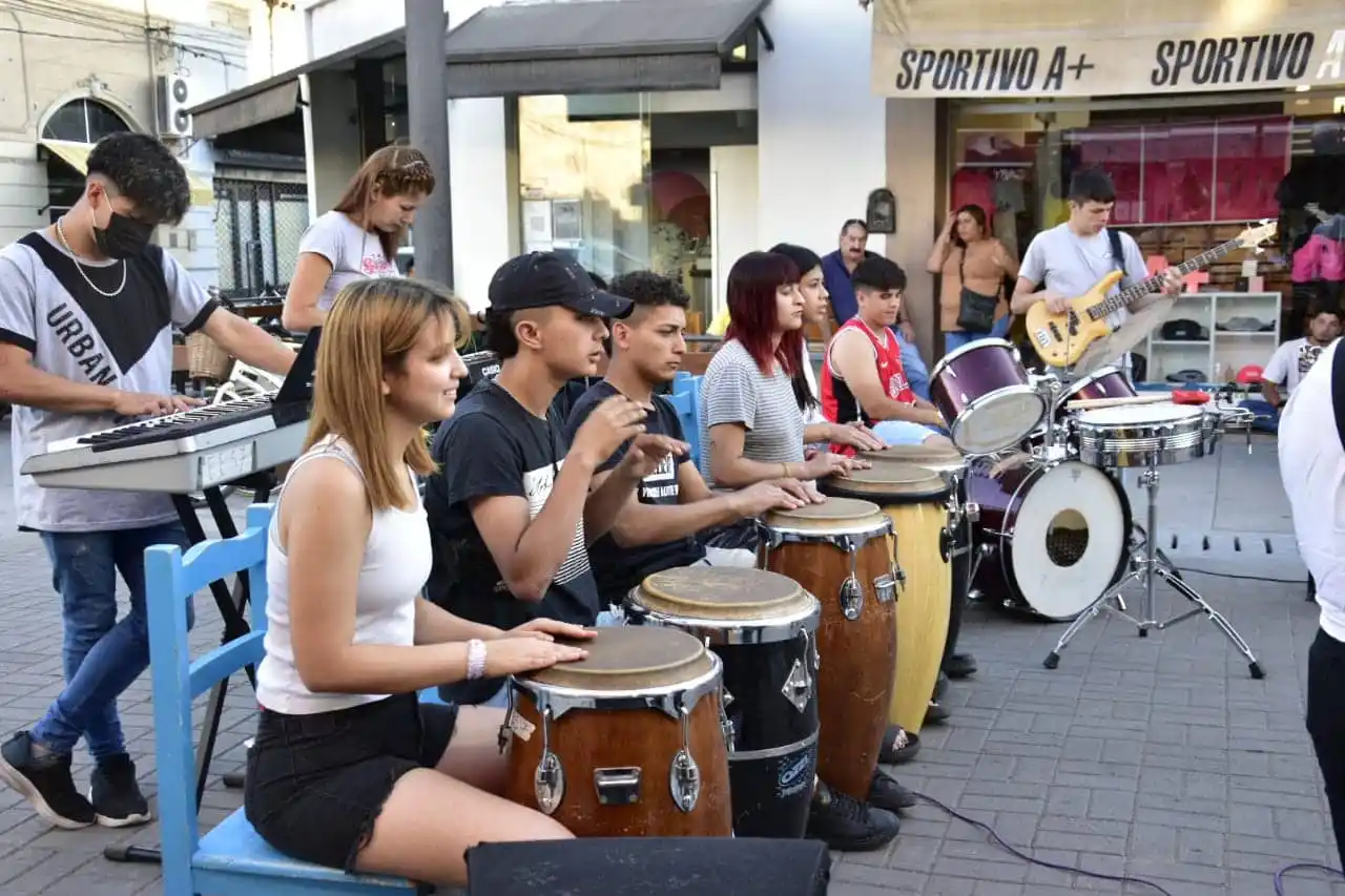 La secundaria de Música cierra el año con un concierto en la expeatonal