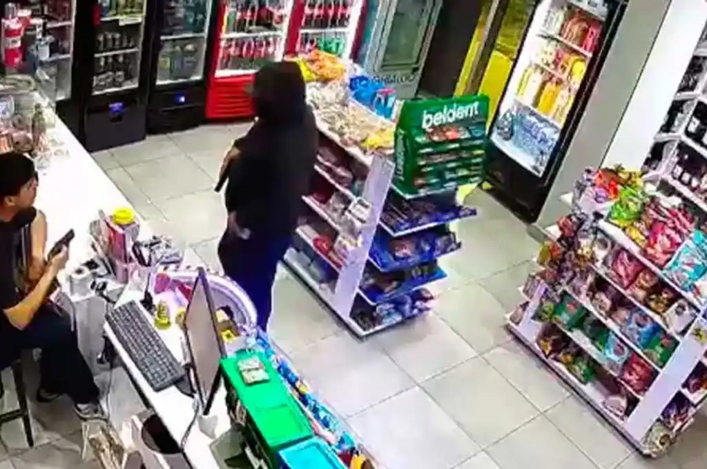 El tenso momento quedó filmado en las cámaras de seguridad del comercio.