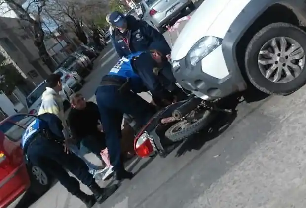 Una joven sufrió fractura de tibia y peroné en un choque 