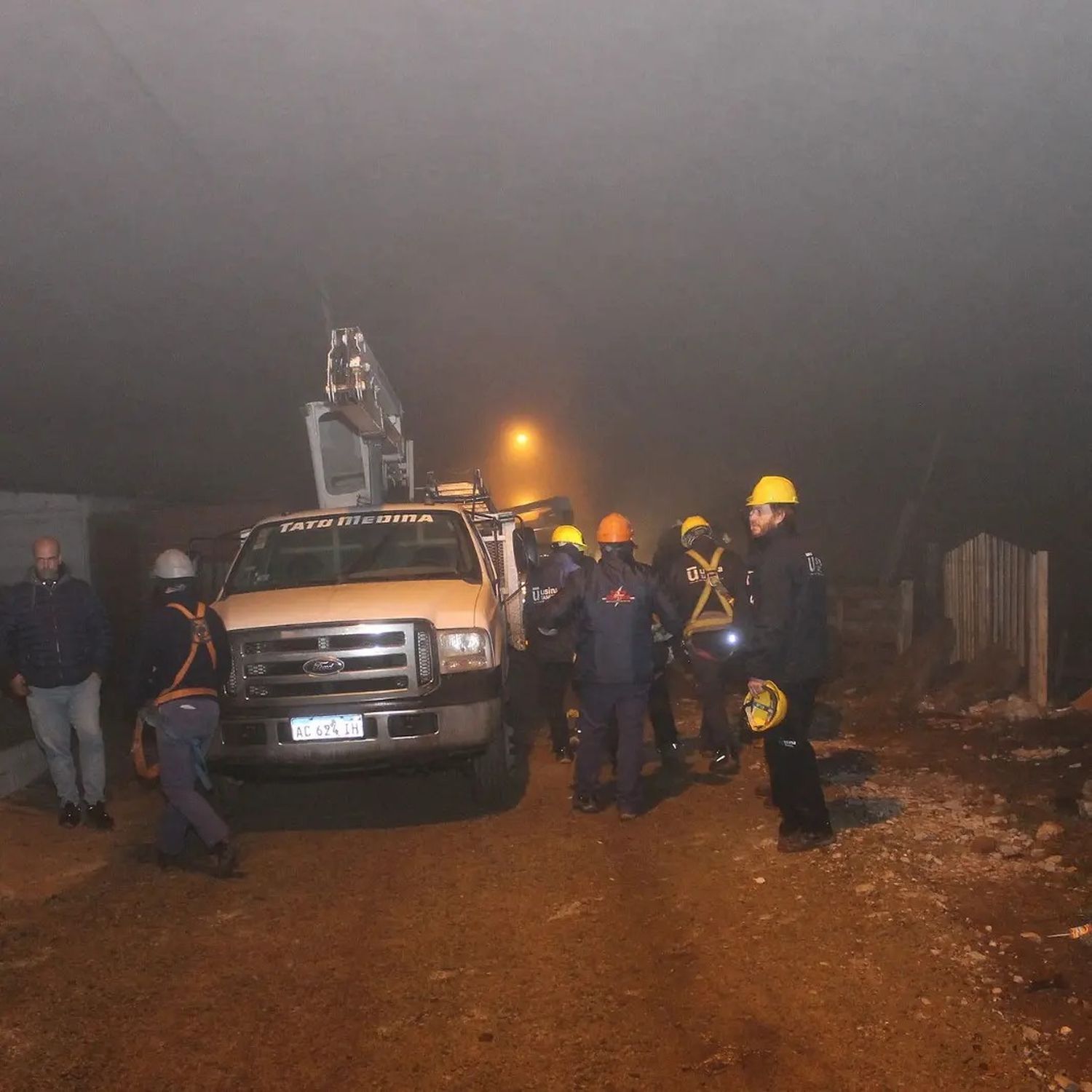 Operativo de madrugada: Cortaron conexiones de luz clandestinas en terreno tomado hace un año en Tandil