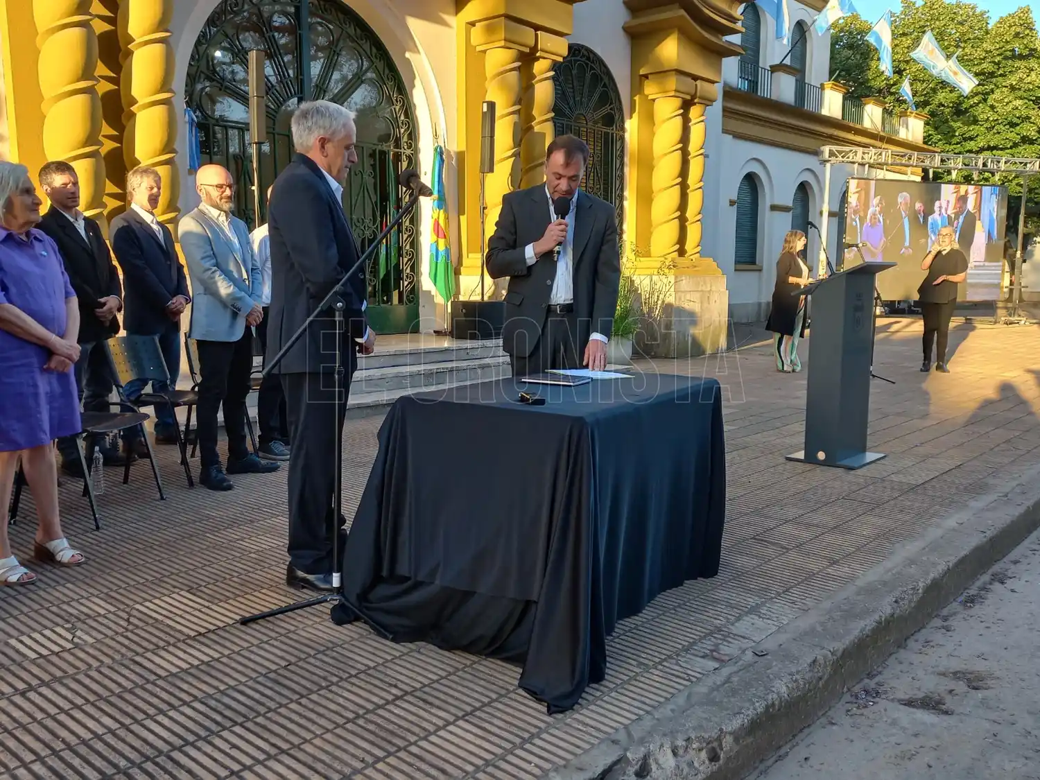 En las afueras del Palacio Municipal, el intendente de Chascomús asumió su tercer mandato 