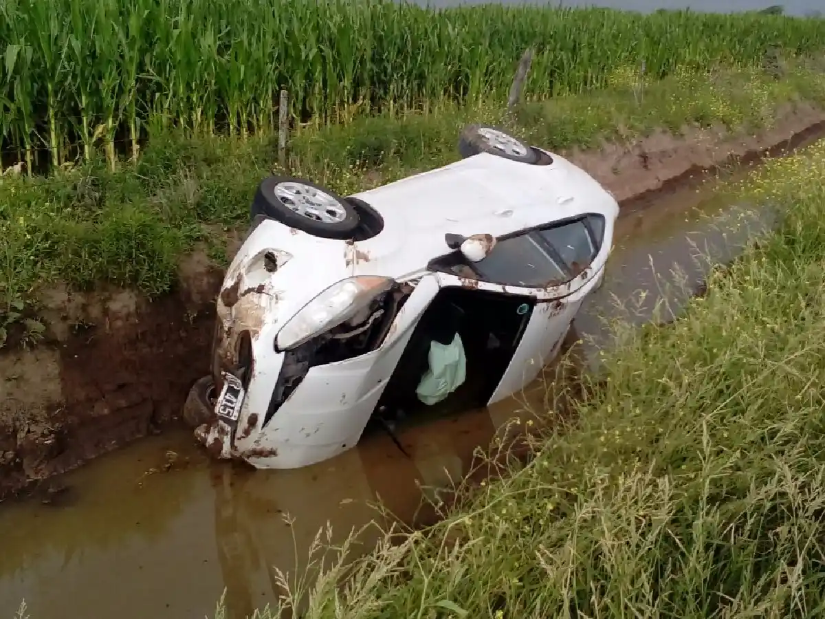 Tres lesionados al caer automóvil a un canal en la zona rural de Porteña