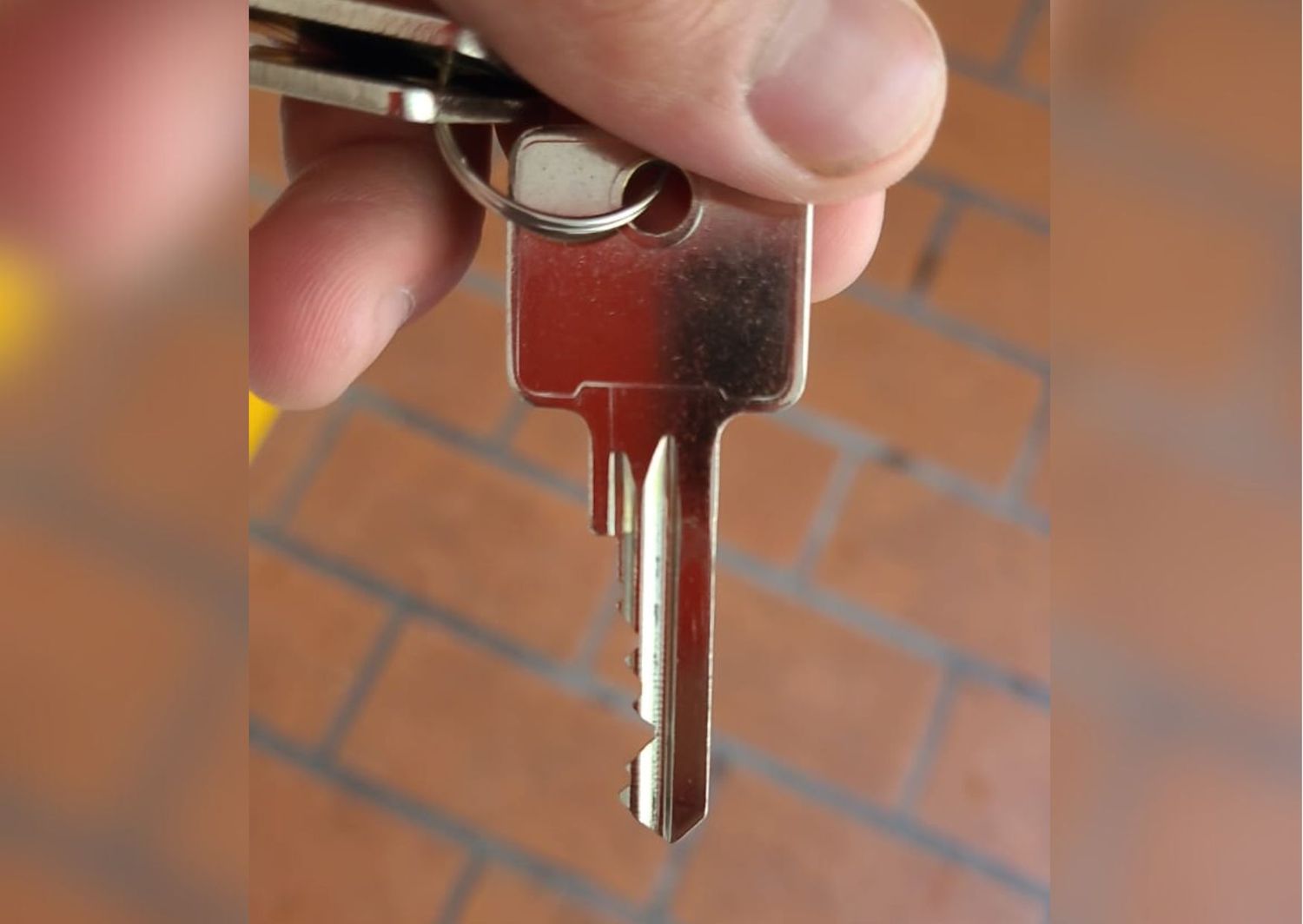 Juan perdió la llave de su casa
