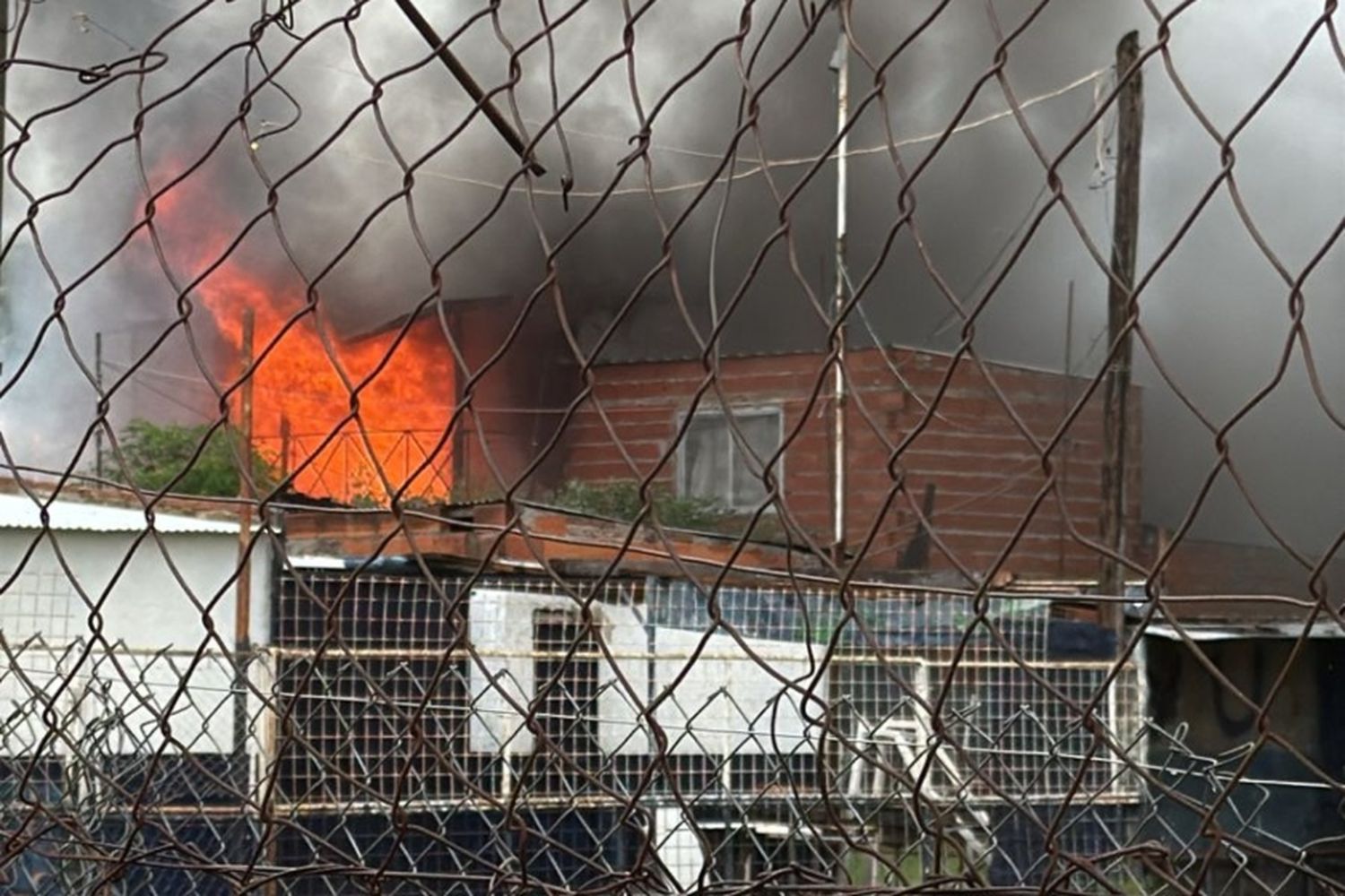 Importante despliegue de bomberos por un incendio en una casa de zona noroeste