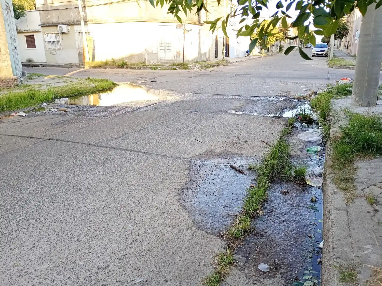Vecinos reclaman por una pérdida de agua que lleva más de diez años sin solución