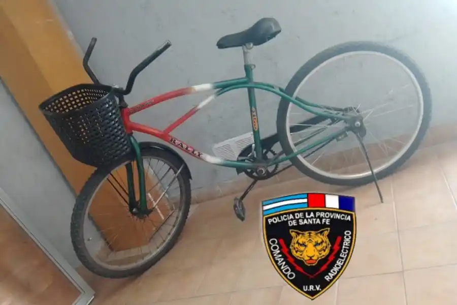 Un menor de edad robó una bicicleta en pleno microcentro y fue atrapado circulando contramano
