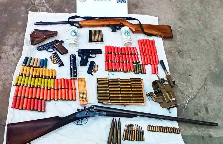 Cuatro detenidos y una gran cantidad de armas y municiones secuestradas en zona sur