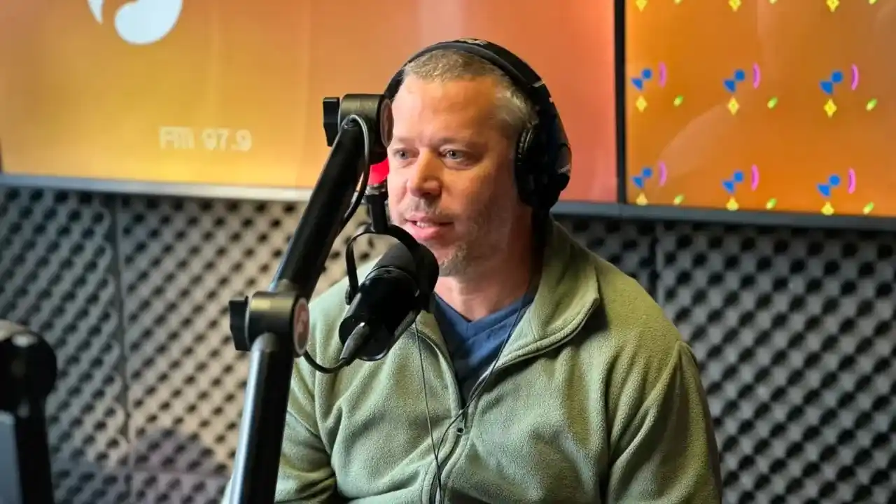 Tomás Marti, organizador de las Olimpiadas de Matemática “El Ñandú” en Necochea, durante su visita a Ecos Radio.