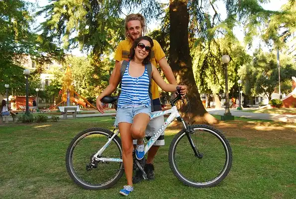 Angelina y Neri se van de Gualeguaychú en bicicleta a recorrer toda América