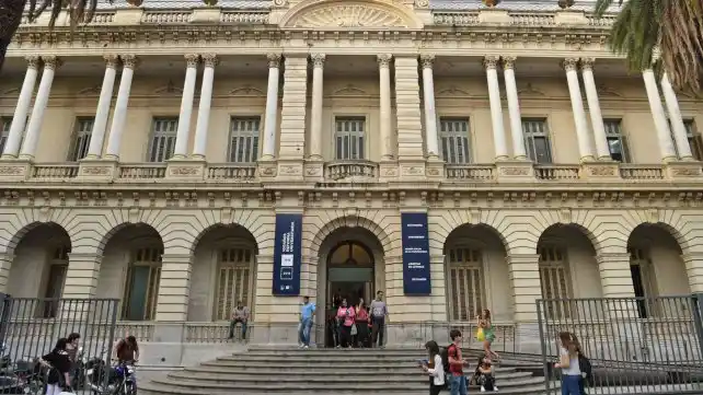 Tres hombres con armas de fuego asaltaron la Facultad de Derecho