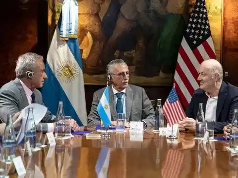 Robert Kennedy con los ministros Mario Lugones y Federico Sturzenegger Foto: (NA) Agencia Noticias Argentinas