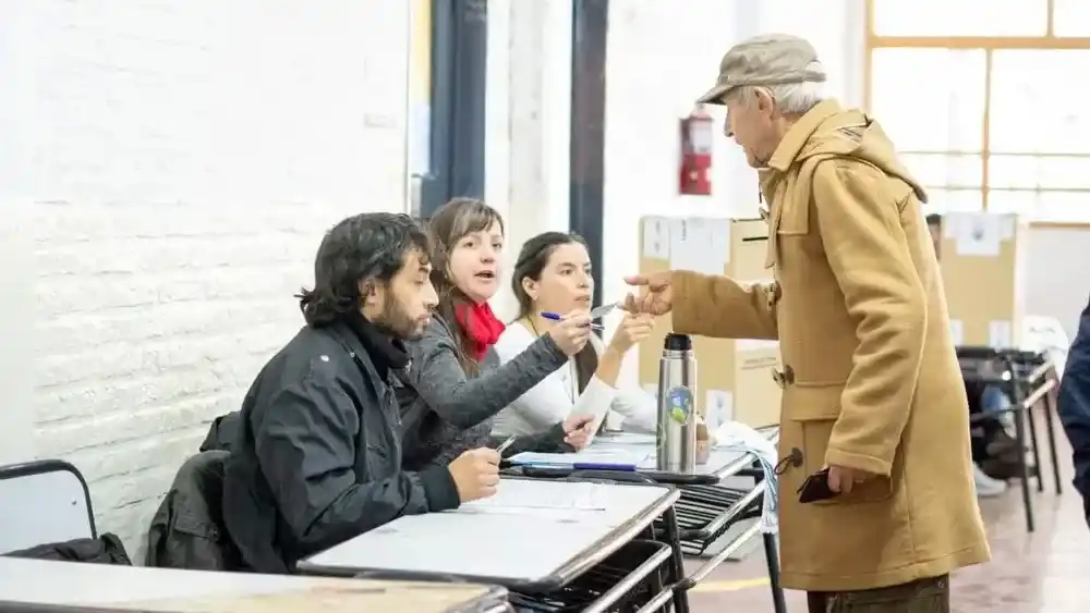 Una persona frente a la mesa para votar.