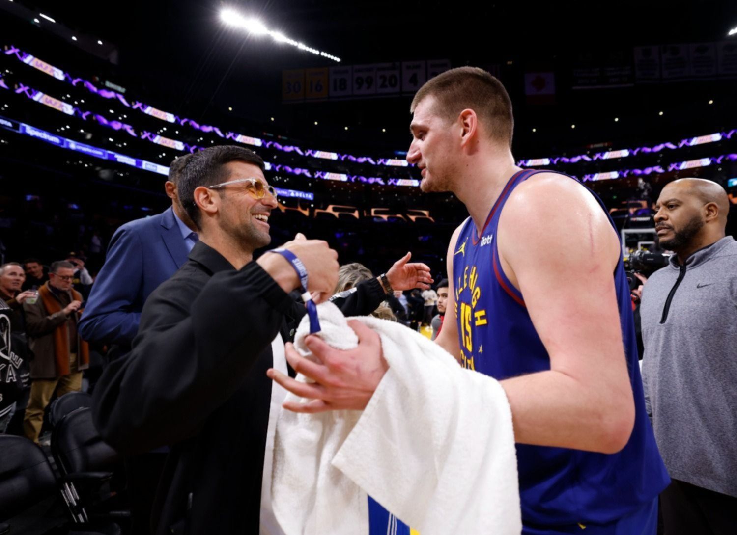 Video: Novak Djokovic y su abrazo con Nikola Jokic en el partido del récord histórico de LeBron James