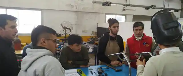 Estudiantes de escuelas técnicas fabricaron una silla deportiva adaptada
