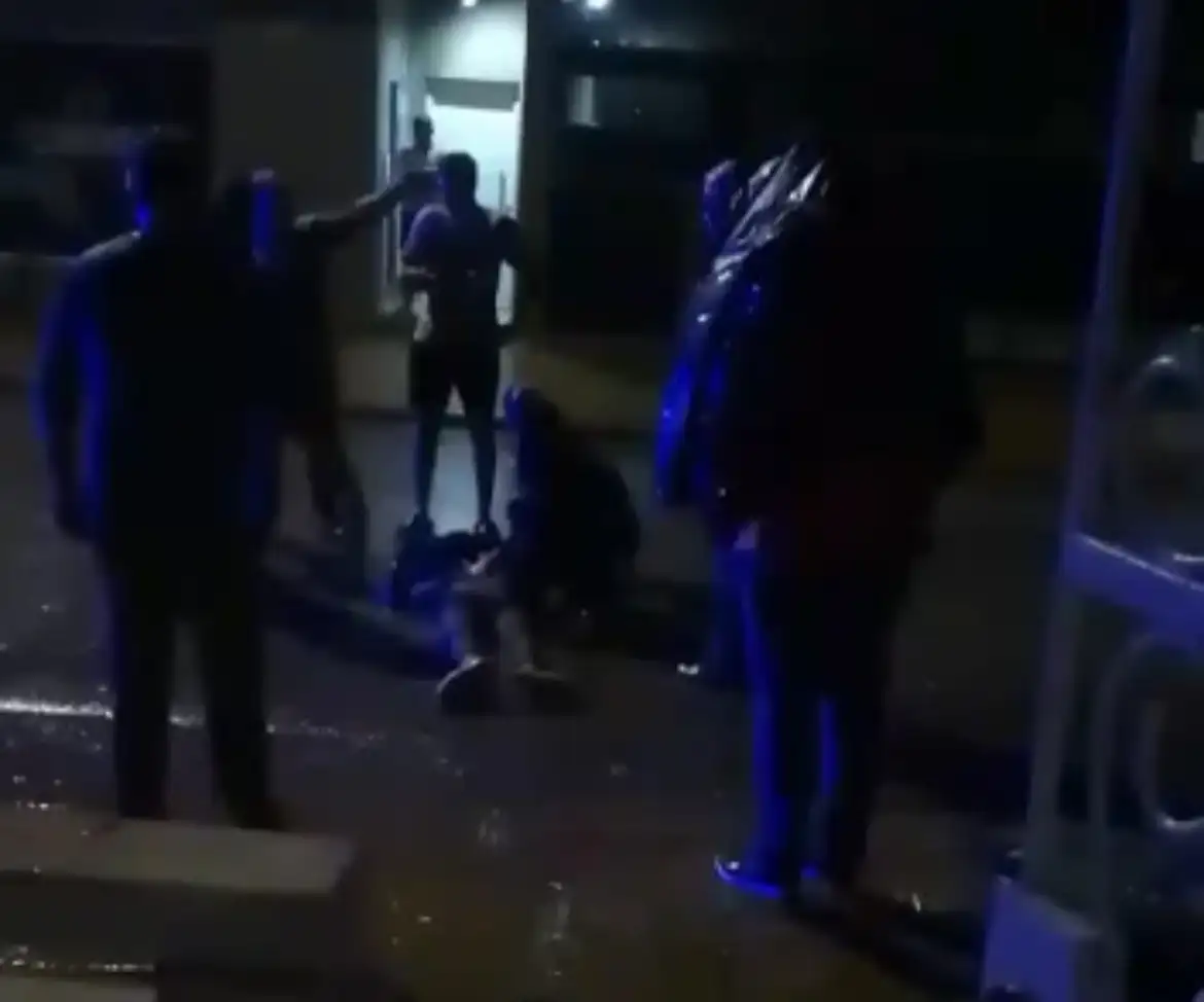 Vecinos redujeron a un menor que causaba disturbios.