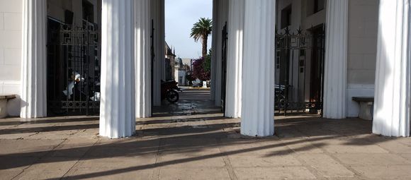 Cementerio: tres baldes de pintura para trabajos y refacciones