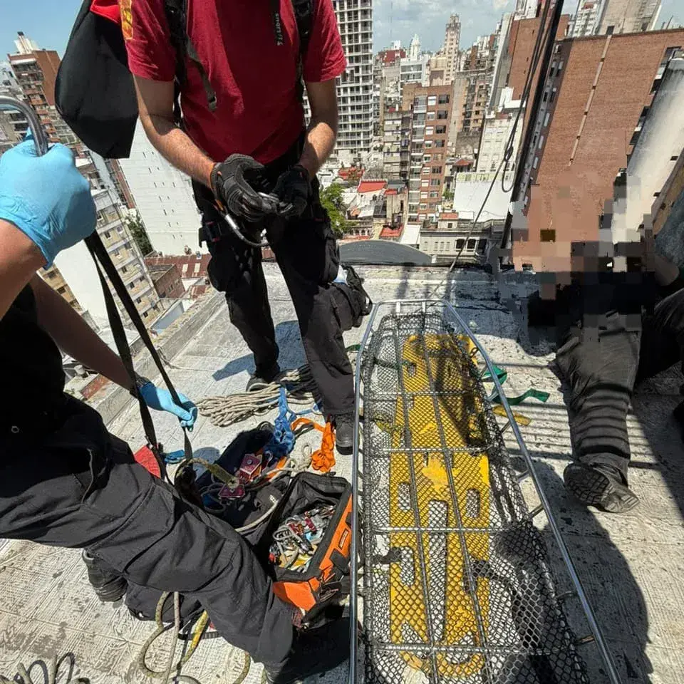Un trabajador cayó desde dos metros y medio mientras reparaba ascensores en el centro de Rosario