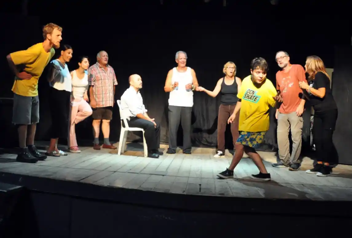 En escena. Los actores de la obra