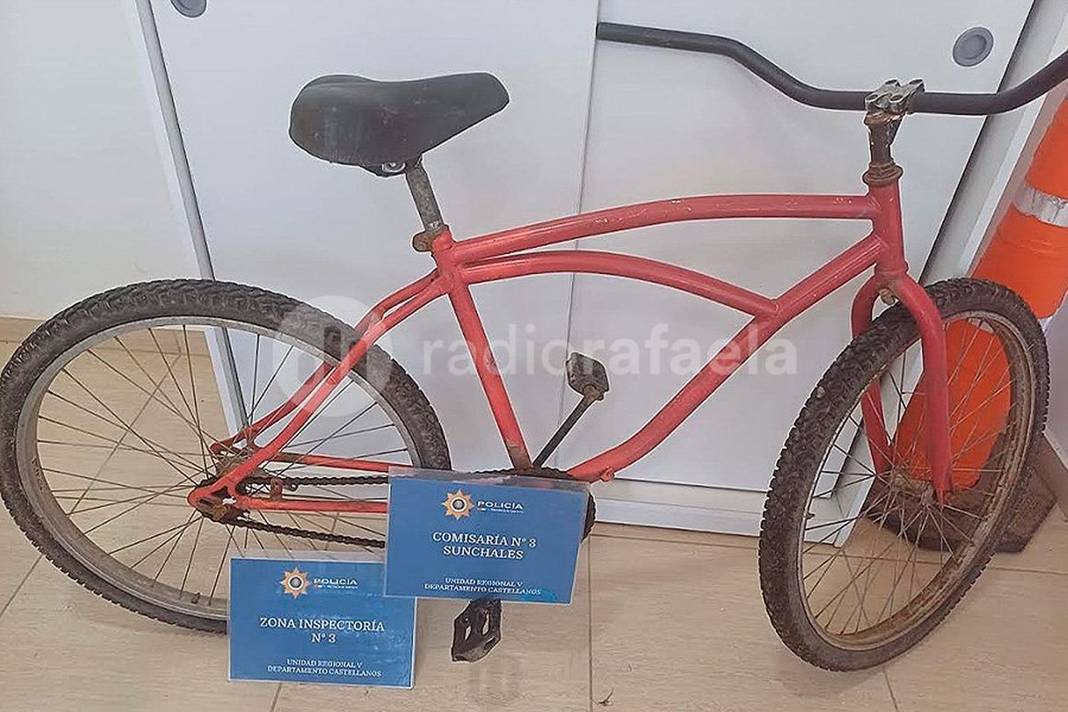 Dejó su bici sin cuidar por un minuto y se la robaron: la encontró más tarde abandonada entre pastizales