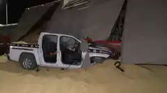 El acoplado de un camión con soja volcó sobre una camioneta