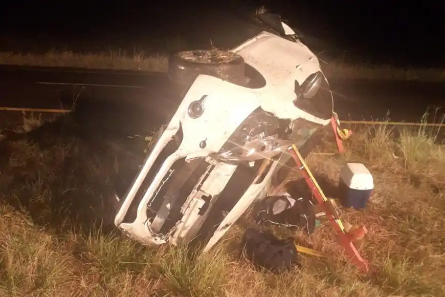 Un auto despistó, golpeó contra el guardarrail y embistió a otro vehículo