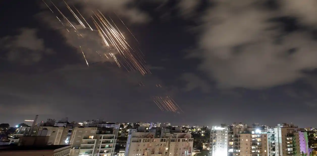 Escalada bélica en Medio Oriente: Irán lanzó unos 200 misiles contra el territorio de Israel