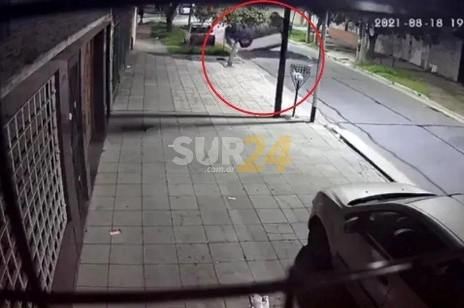 Persecución, vuelco y tiroteo entre policías y delincuentes