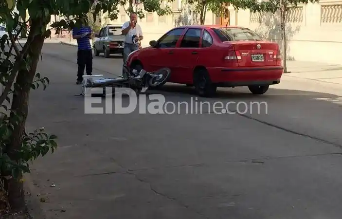 Choque entre entre moto y automóvil: una persona hospitalizada 