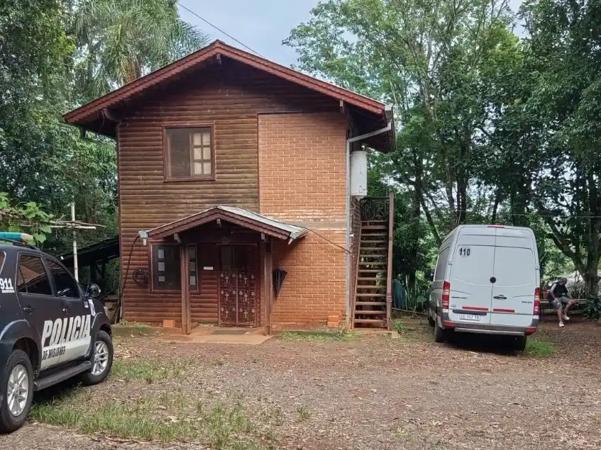 El crimen ocurrió en un complejo de cabañas.