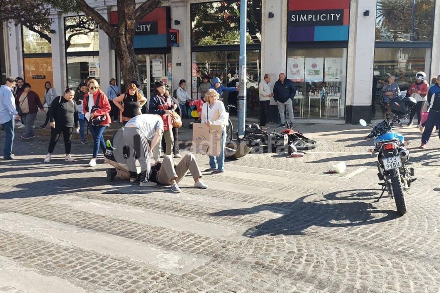 Grave accidente en pleno centro: el motociclista salió despedido y se le habría desprendido el casco