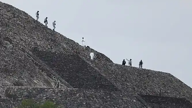 Los forenses retiran el cuerpo de una víctima tras el tiroteo en Teotihuacán, México.